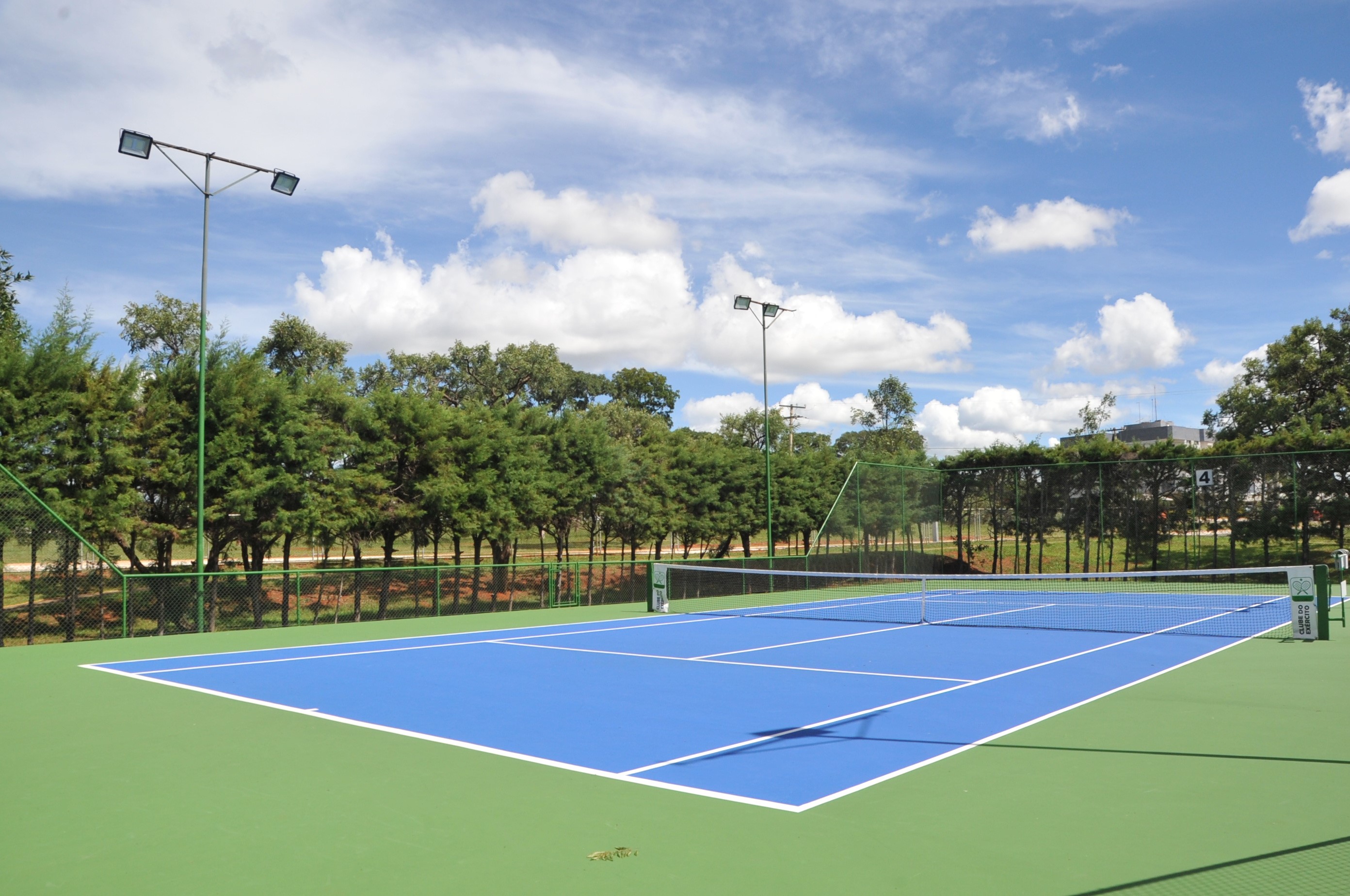 QUADRA DE TÊNIS ASFÁLTICA